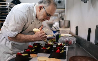 Plongée au cœur de l&rsquo;univers secret des pâtissiers de luxe : ce qu&rsquo;ils ne vous diront jamais